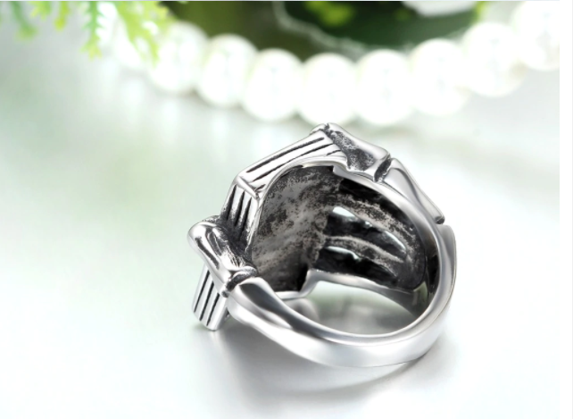Skull Hand Claw Poker Playing Gothic Ring